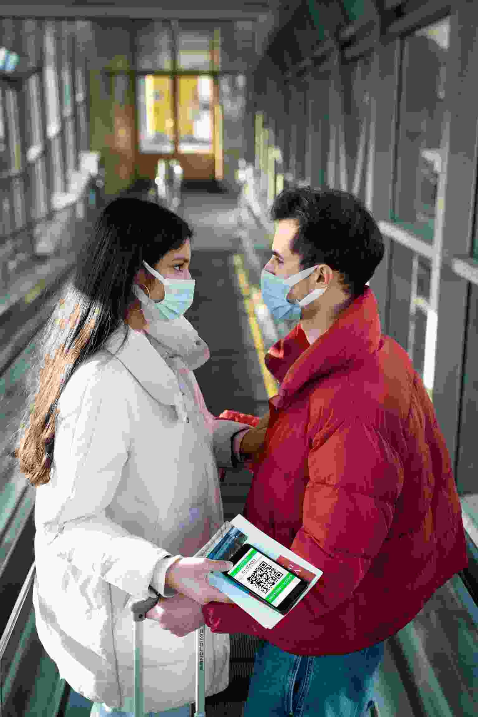 couple traveling with vaccination passports (1)
